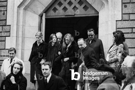 Funeral of Brigitte Bardot's father, 1975 (photo) .